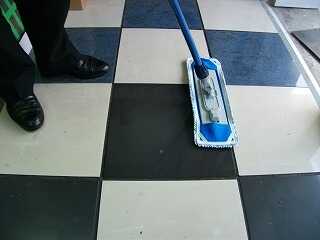 雨の日の水滴は吸水タイプのモップを使う方が効果的です