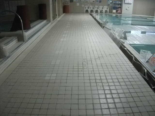 フィットネスクラブのプールサイド 防滑施工後