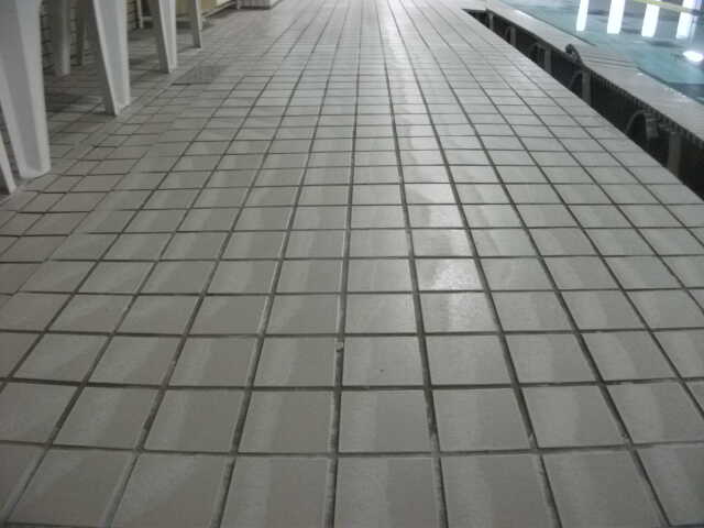 フィットネスクラブのプールサイド 防滑施工前