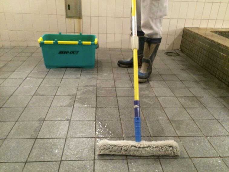 専用一次防滑剤塗布作業